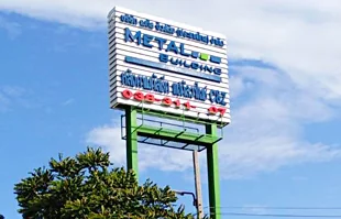 ป้ายแผงตัวZติดบนเสาสูงหน้าบริษัท METAL BUILDING ศรีราชา
